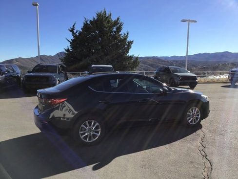 Used 2016 MAZDA MAZDA3 i Touring w/ Popular Equipment Package image 7