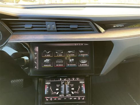Used 2019 Audi e-tron Prestige w/ Prestige Package image 17