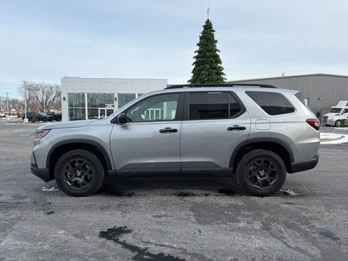 Used 2025 Honda Pilot TrailSport image 4
