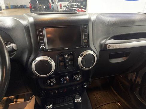 Used 2018 Jeep Wrangler Unlimited Sahara w/ Connectivity Group AWD/4WD image 22