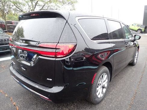 New 2026 Chrysler Pacifica Select AWD/4WD image 7