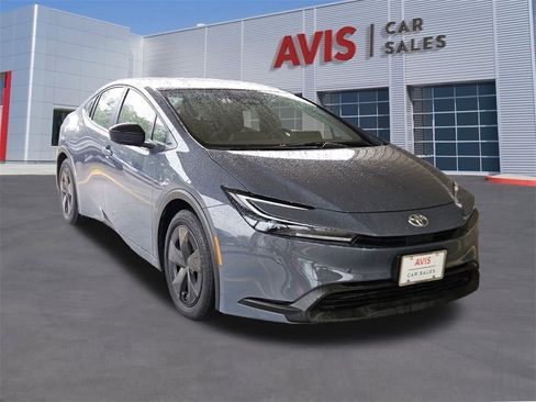 Used 2025 Toyota Prius LE image 9