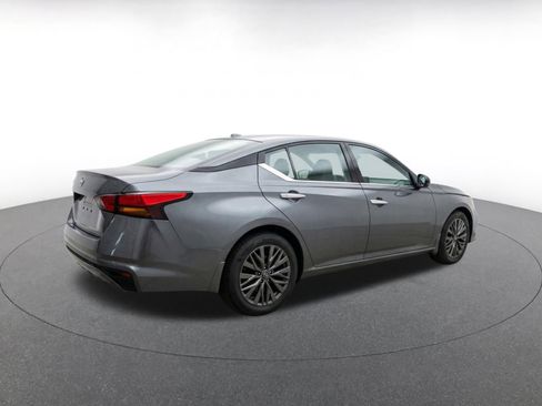 Used 2025 Nissan Altima 2.5 SV FWD image 11