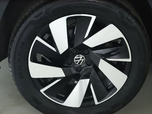 Used 2024 Volkswagen Atlas Cross Sport SE image 12