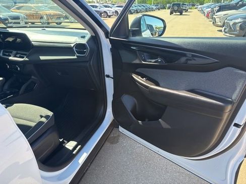 Used 2025 Chevrolet TrailBlazer LS w/ LS Convenience Package FWD image 46