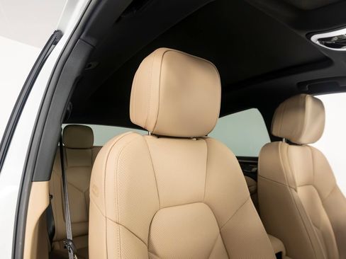 Certified 2026 Porsche Macan AWD/4WD image 33