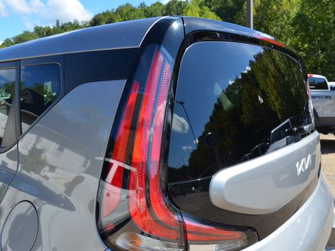 Used 2025 Kia Soul LX w/ LX Technology Package FWD image 9