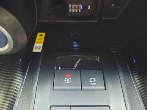 Used 2021 Toyota Venza Limited image 28