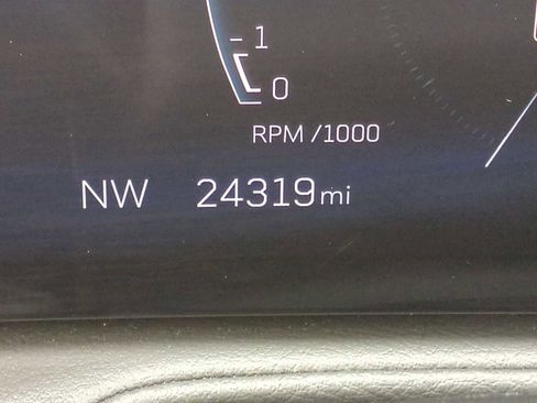 Used 2025 Cadillac XT4 Premium Luxury image 12