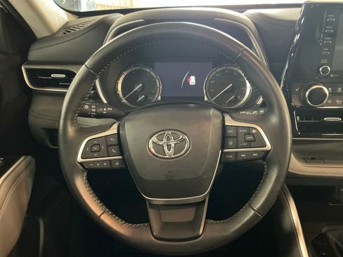 Used 2022 Toyota Highlander XLE AWD/4WD image 19