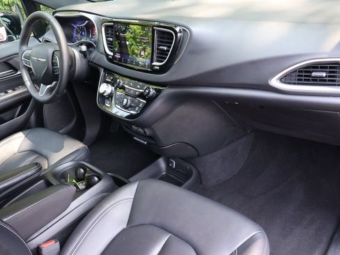 Used 2025 Chrysler Pacifica Select FWD image 38