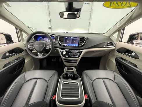 Used 2024 Chrysler Pacifica Touring-L FWD image 3