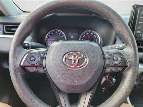 Used 2021 Toyota RAV4 LE FWD image 18