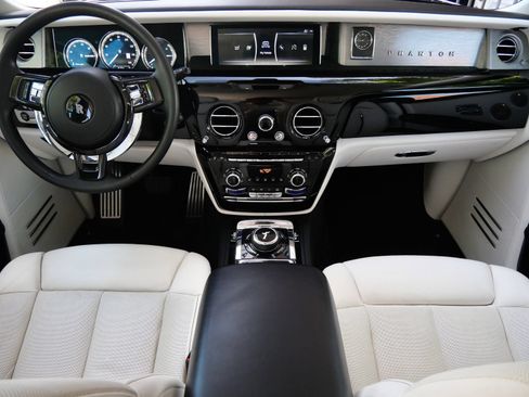Certified 2022 Rolls-Royce Phantom Extended Wheelbase w/ The Phantom Package RWD image 4
