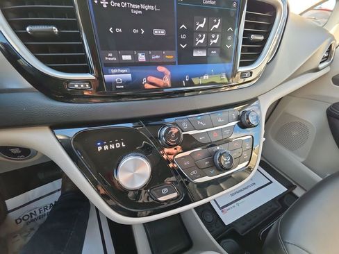 Used 2023 Chrysler Pacifica Touring-L FWD image 18