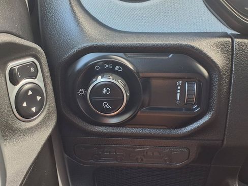 Used 2025 Jeep Gladiator Sport AWD/4WD image 11