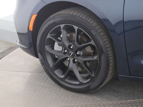 Used 2024 Chrysler Pacifica Limited w/ S Appearance Package image 13