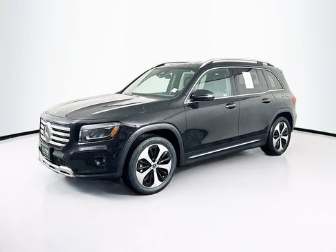 Used 2025 Mercedes-Benz GLB 250 4MATIC image 3