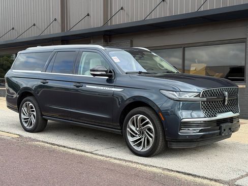 Used 2025 Lincoln Navigator L Reserve AWD/4WD image 3