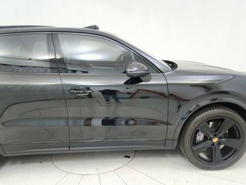 Used 2025 Porsche Cayenne w/ Premium Package image 8