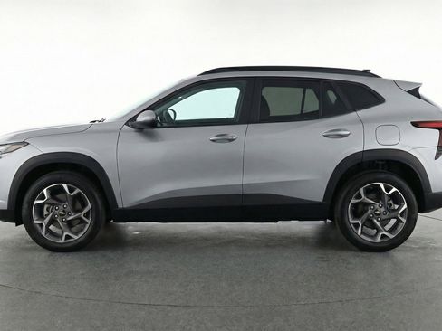 Used 2025 Chevrolet Trax LT w/ LT Convenience Package FWD image 5