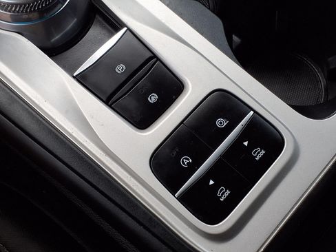 Certified 2024 Ford Explorer XLT RWD image 21