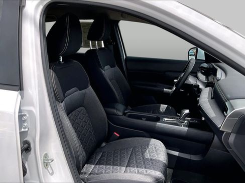 Used 2025 Nissan Kicks SV w/ Charging Package FWD image 9