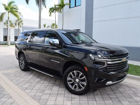 Used 2022 Chevrolet Suburban LT RWD image 1