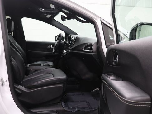 Certified 2025 Chrysler Pacifica Select FWD image 16
