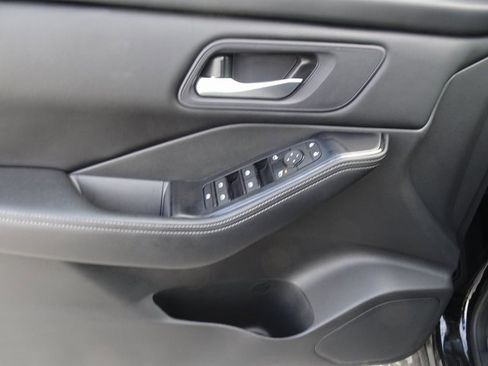 Used 2024 Nissan Rogue SV image 8