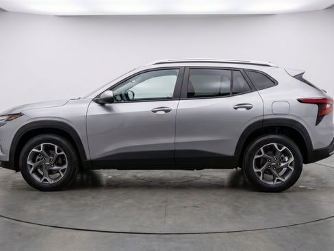 Used 2025 Chevrolet Trax LT FWD image 5
