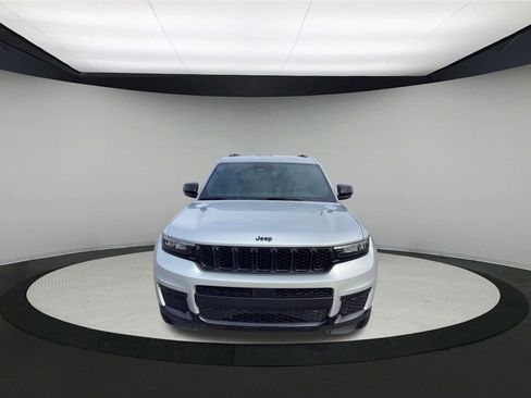 Used 2023 Jeep Grand Cherokee L Laredo image 3