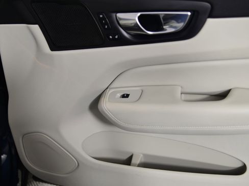 Used 2023 Volvo XC60 B5 Ultimate w/ Climate Package image 9