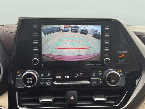 Used 2020 Toyota Highlander XLE image 30
