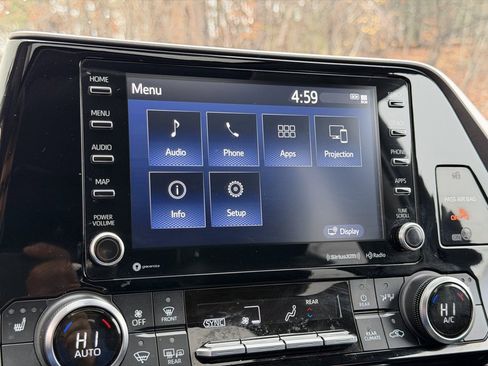 Used 2022 Toyota Highlander XLE image 9