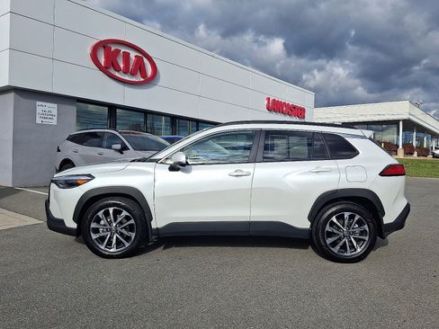 Used 2023 Toyota Corolla Cross XLE image 7