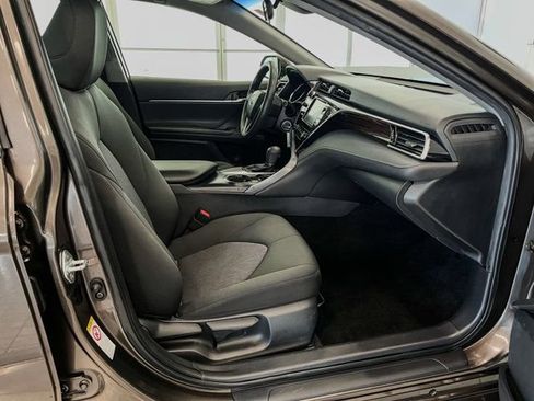 Used 2018 Toyota Camry LE image 30