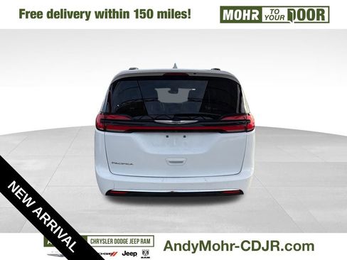 Used 2022 Chrysler Pacifica Touring-L image 5