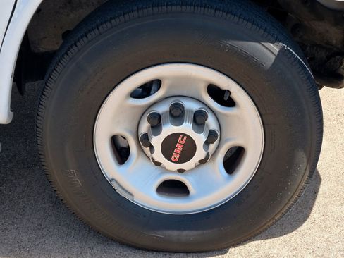 Used 2024 GMC Savana 2500 w/ Driver Convenience Package image 9