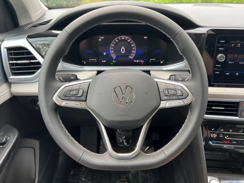 New 2026 Volkswagen Taos SE FWD image 15