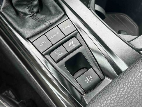 Used 2025 Toyota Camry SE image 32