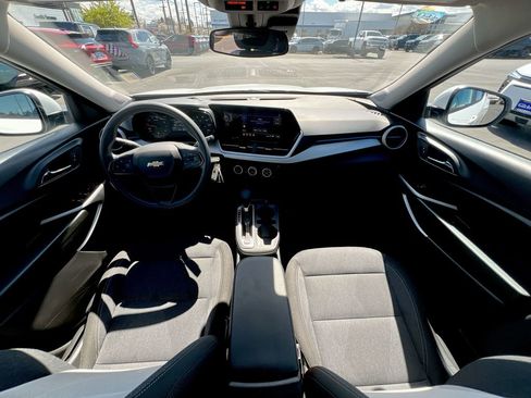 Used 2024 Chevrolet Trax LS w/ LS Convenience Package FWD image 17