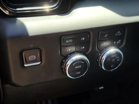 Used 2022 GMC Sierra 1500 AT4 w/ AT4 Premium Package AWD/4WD image 20