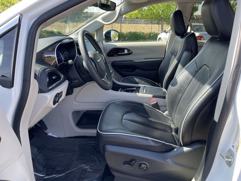 Used 2023 Chrysler Pacifica Limited FWD image 11