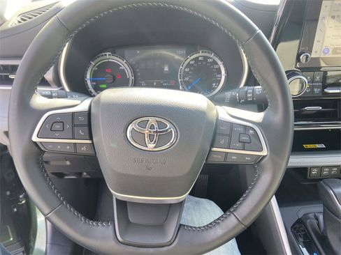 Used 2025 Toyota Highlander XLE image 33