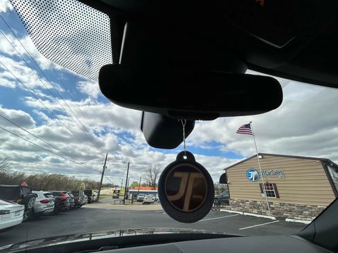 Used 2019 Land Rover Discovery SE image 27