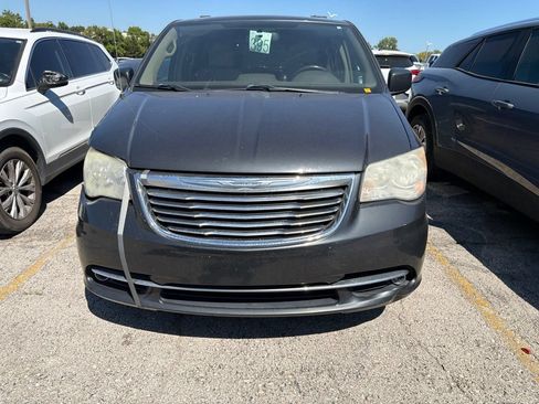 Used 2011 Chrysler Town & Country Touring w/ Driver Convenience Group FWD image 2