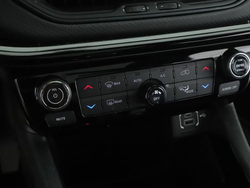 Used 2024 Jeep Compass Latitude w/ Sun and Sound Group image 16