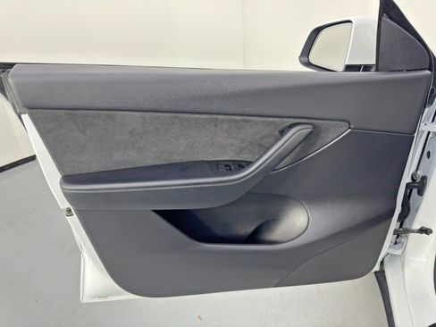 Used 2021 Tesla Model Y Long Range image 42