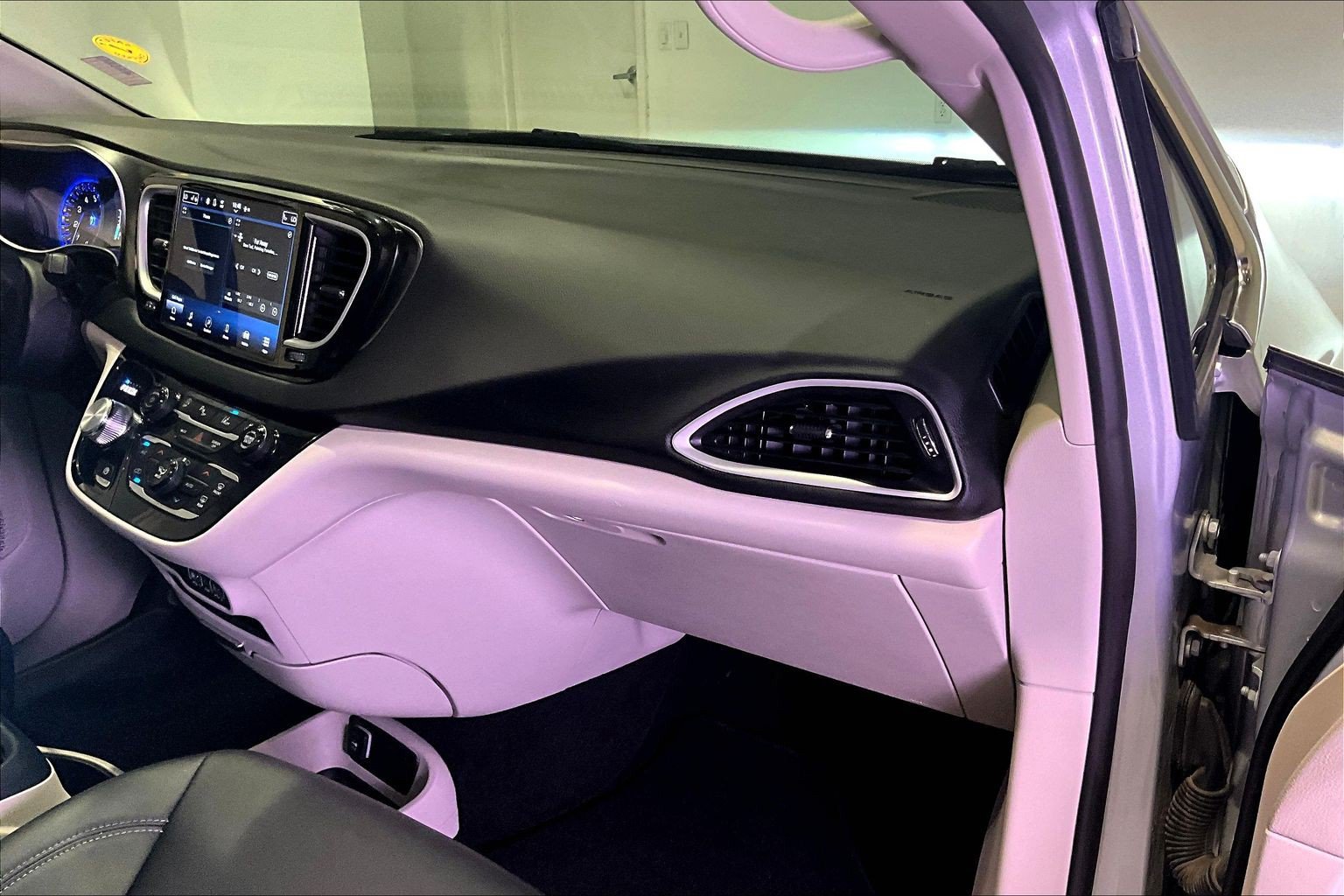 Used 2024 Chrysler Pacifica Touring-L FWD image 27
